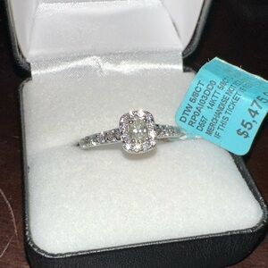 Brand new never been worn 14KTT 5/8 CT oval diamond